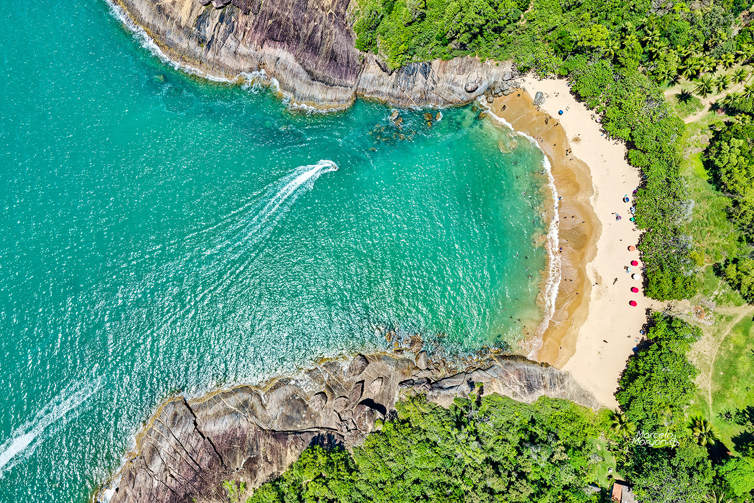 Um encontro entre mar calmo, enseadas e paisagem preservada.